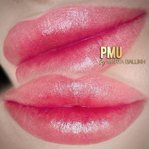перманентний макіяж (татуаж) губ в техніці baby lips-ефект запалений губ.